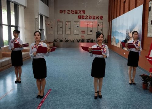 市圖書館瀑布流電子借閱機(jī)上線了,快來體驗(yàn)